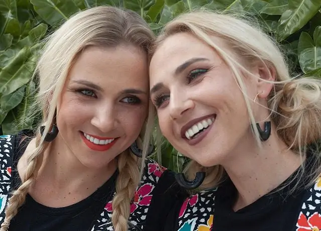 Милые украинские сестры снялись в яркой фотосессии в одинаковых нарядах