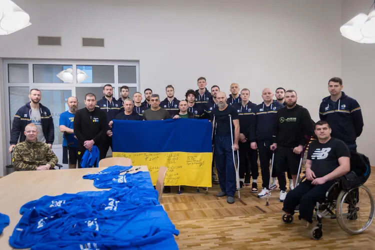 Сборная Украины перед вторым матчем квалификации Евробаскета-2025 посетила в госпитале воинов ВСУ
