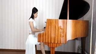 Олімпійська чемпіонка по боротьбі Ірина Мерлені грає на піаніно у вечірній сукні