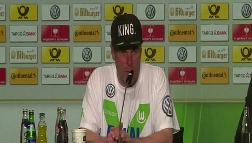 Тренера "Вольфсбурга" на пресс-конференции облили пивом