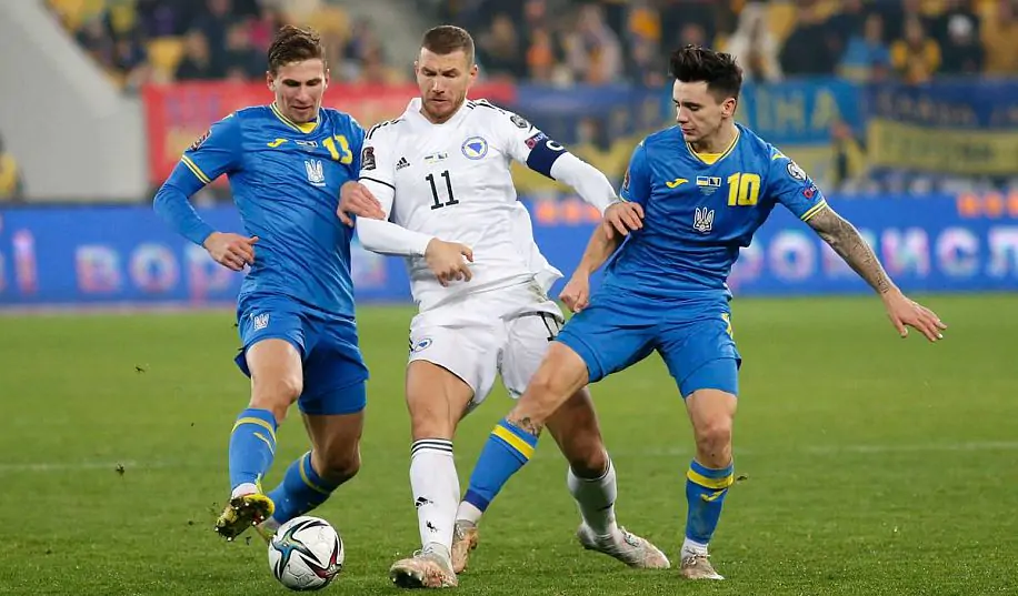Без Мудрика, Судакова и звездных вратарей: как Украина обыгрывала Боснию в решающий момент?